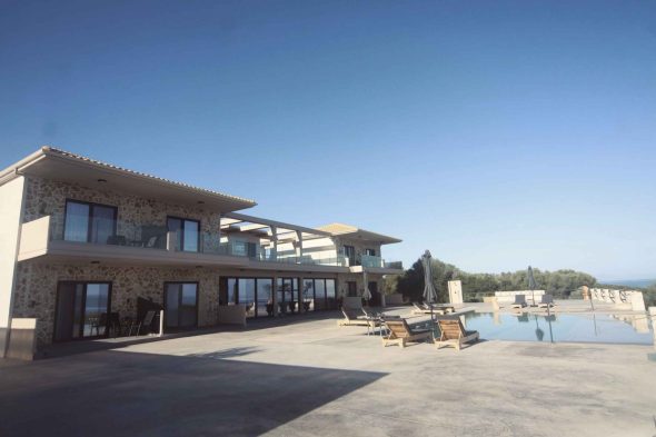 greek villa queen-bee-luxury-villa-sparto--up to 18 guests-spacious bedrooms - ideal for families or large groups-retreats-weddings- infinity pool- jacuzzi-private chef-lefkada-amfilochia-sparto